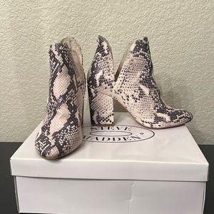 Steve Madden Rockstar Snakeskin Boots Size 6